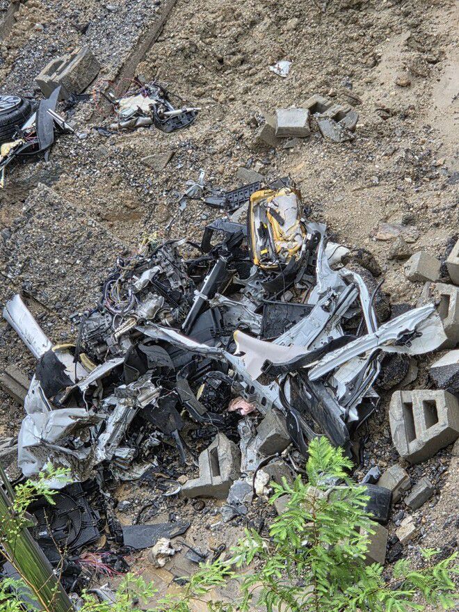 16일 오산시 가장동 가장교차로 고가도로 아래 옹벽 붕괴사고로 매몰된 차량이 형체를 알아 볼 수 없정도 파손됐다. 이정하 기자