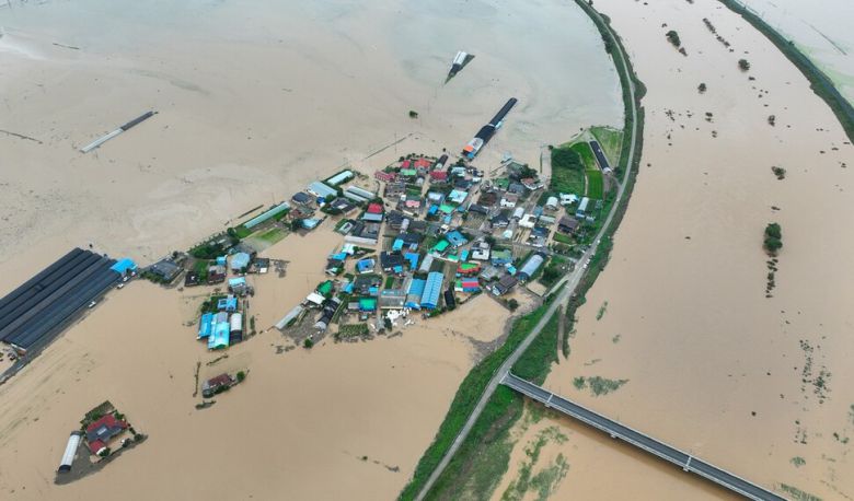 충청 지역에 내린 ‘극한호우’로 충남 예산 삽교천이 범람해 17일 오후 예산군 삽교읍 용동 3리 일대 마을과 주변 농경지가 물에 잠겨 있다. 기상청은 서산 등 충남권에 내린 비의 양이 ‘200년에 한번 내릴 수준’이라고 밝혔다. 김영원 기자 forever@hani.co.kr