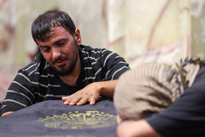 지난 16일 밤 대형 쇼핑몰 화재로 숨진 희생자들의 장례식에 17일(현지시각) 조문객들이 찾아와 애도하는 모습. 로이터연합뉴스