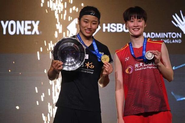 2023년 전영오픈에서 우승했던 안세영(왼쪽)과 준우승 천위페이의 모습. AFP 연합뉴스