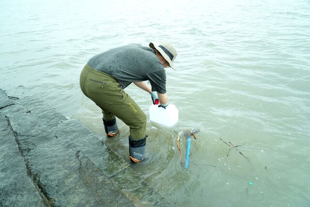 지난 4일 한국원자력안전기술원 관계자가 인천 강화군에서 북한 방사성 폐수 방류 의혹 관련 조사를 위해 바닷물 시료를 채취하고 있다. 원자력안전위원회 제공