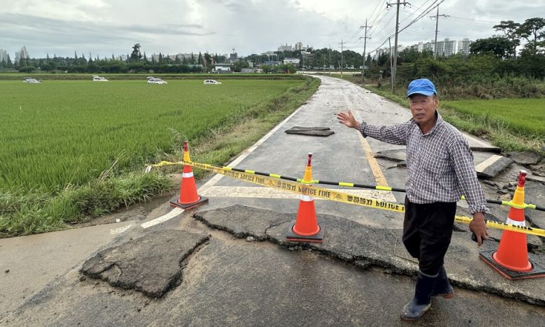 논 주인 임태래씨가 농로에서 차량들이 침수돼 떠다니게 된 정황을 설명하고 있다. 임씨는 범람한 하천물이 화살표 방향으로 농로를 덮쳐 지나던 차량들이 침수했다고 말했다. 송인걸 기자
