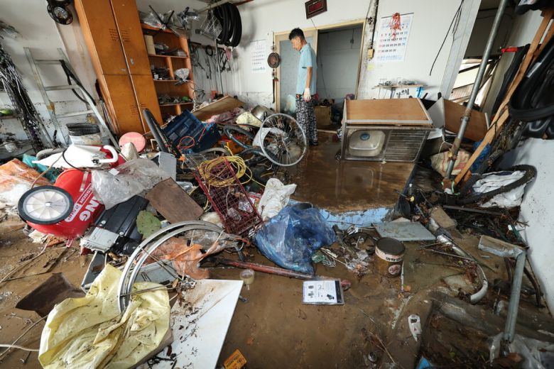 18일 광주 북구 신안동 일대 거리에 침수 피해를 입은 상가에 물이 빠지고 난 뒤 진흙이 묻어 있다. 연합뉴스