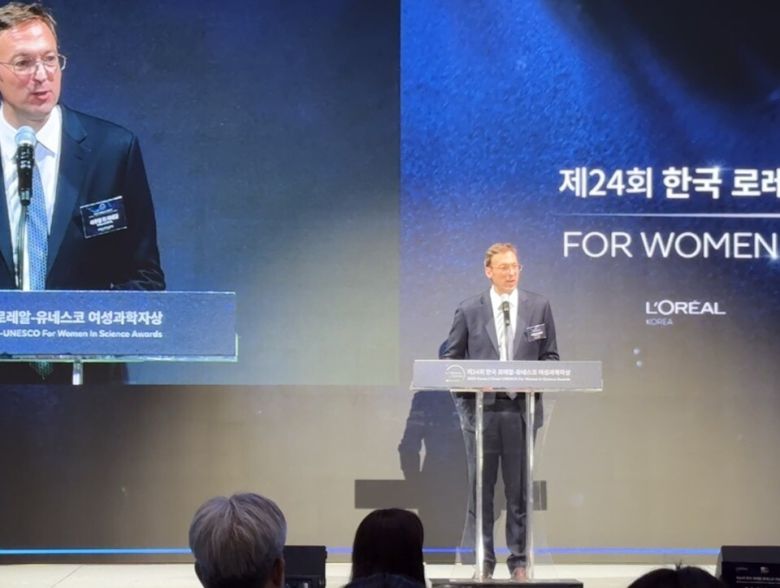 지난 16일 서울 잠실 소재 소피텔 앰배서더 서울에서 진행한 ‘제24회 한국 로레알-유네스코 여성과학자상’ 시상식에서 발언 중인 사무엘 뒤 리테일 로레알코리아 대표. 최지현 기자.