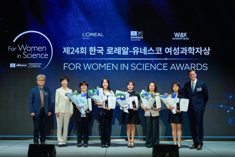 지난 16일 ‘제24회 한국 로레알-유네스코 여성과학자상’ 시상식에서 수상자들과 관계자들이 기념사진을 촬영하고 있다. 왼쪽부터 윤병순 유네스코한국위원회 사무총장 직무대행, 황은숙 여성생명과학기술포럼 회장, 임미희 카이스트 교수, 강미경 고려대 조교수, 이정현 국립공주대 조교수, 전지혜 경상국립대 조교수, 조유나 부산대 의대 연구교수, 사무엘 뒤 리테일 로레알코리아 대표. 로레알코리아 제공.