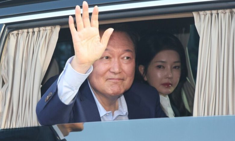 윤석열 전 대통령과 김건희 여사가 지난 4월11일 서울 한남동 공관을 나와 서초동 자택으로 향하고 있다. 공동취재사진