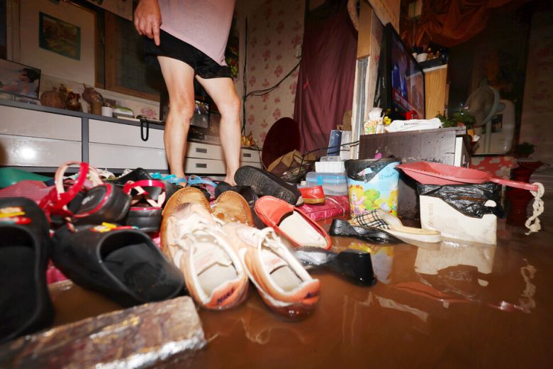 호우경보가 발효된 17일 오전 광주 남구 백운광장 인근 상가가 물에 잠겨 상인이 배수 작업을 하고 있다. 연합뉴스