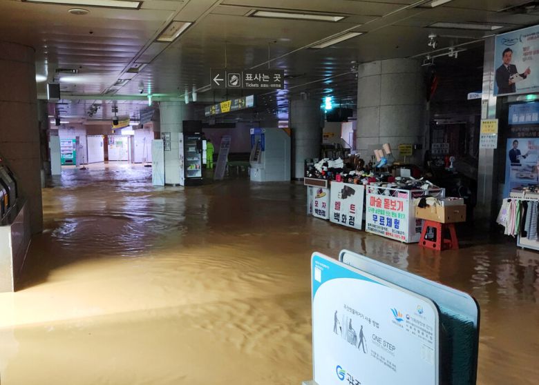 호우 특보가 발효된 17일 오후 광주 서구 마륵동 상무역사가 빗물에 잠겨 있다. 광주시 제공