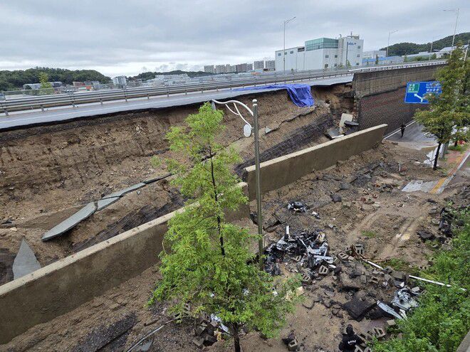 17일 오전 경찰이 경기 오산시 가장동 가장교차로 고가도로 아래 옹벽 붕괴사고 현장에서 조사와 관련한 채증을 하고 있다. 이정하 기자