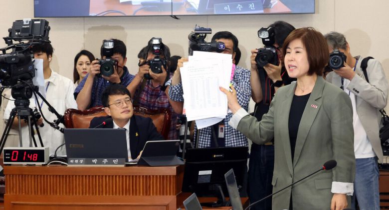 18일 서울 여의도 국회 보건복지위원회에서 열린 정은경 보건복지부 장관 후보자 인사청문회에서 김미애 국민의힘 의원이 정 후보자 배우자의 주식 투자 의혹과 관련해 매수·매도 시기를 포함한 상세 거래내용을 들어 보이고 있다. 김경호 선임기자 jijae@hani.co.kr