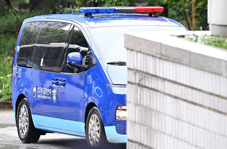 윤석열 전 대통령이 탑승한 호송차가 18일 서울 서초구 서울중앙지방법원으로 들어서고 있다. 사진공동취재단