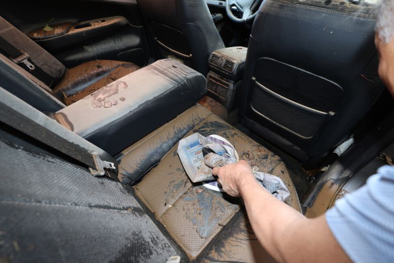 18일 광주 북구 신안동에 한 차량이 폭우의 영향으로 침수피해를 입어 흙투성이가 됐다. 연합뉴스