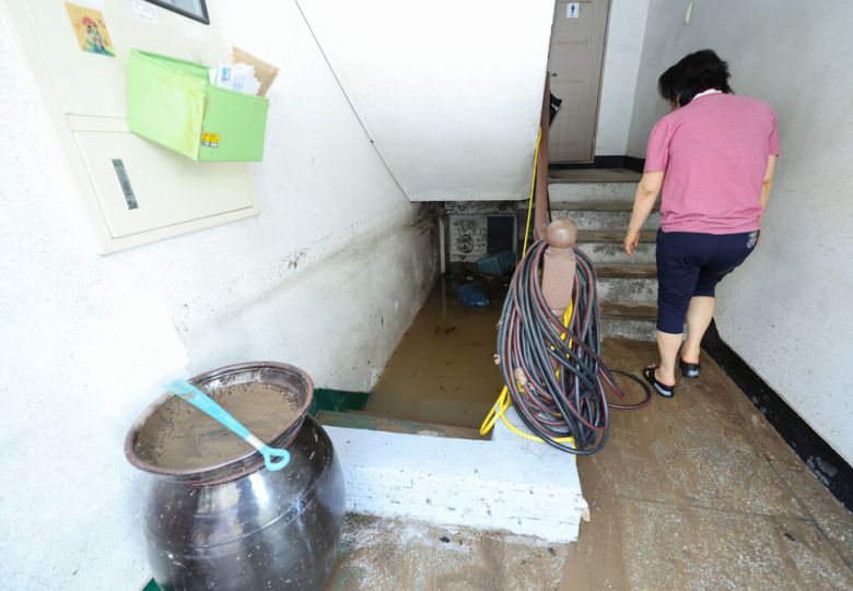 18일 오전 광주 북구 신안동 일대 거리에 침수 피해를 입은 상가 건물이 흙탕물로 차 있다. 연합뉴스