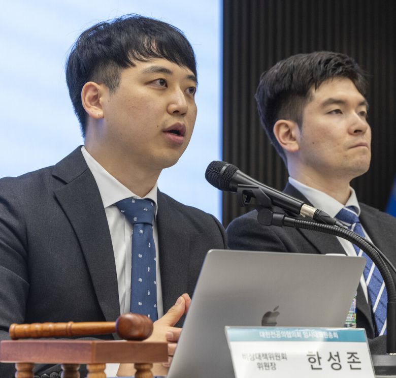 한성존 대한전공의협의회 비상대책위원장(왼쪽)이 19일 서울 용산구 대한의사협회 대강당에서 열린 전공의협의회 임시대의원 총회에서 인사말을 하고 있다. 연합뉴스