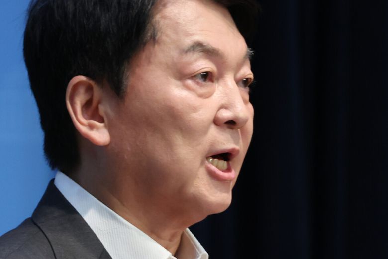 지난 7일 국민의힘 혁신위원장을 맡은 안철수 의원이 서울 여의도 국회 소통관에서 위원장직을 사퇴하고 전당대회 출마 의사를 밝히는 기자회견을 하고 있다. 연합뉴스