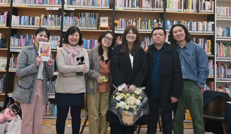 필자(오른쪽 셋째)가 수술을 이틀 앞둔 지난 3월8일 경기 파주시 금촌무지개작은도서관에서 ‘파주이주민문학회’ 동료들과 시 콘서트를 마치고 기념사진을 찍고 있다. 필자 제공