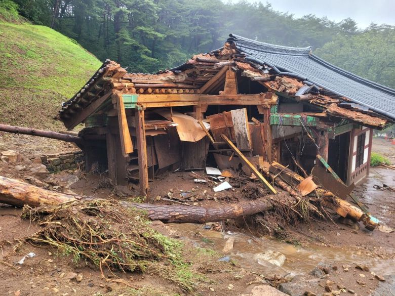 19일 폭우로 밀려든 급류와 흙더미에 벽체 일부와 주변 딸림 건물이 크게 부서진 산청 율곡사 대웅전(국가지정보물)의 측면. 국가유산청 제공