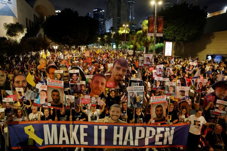 19일 이스라엘 텔아비브에서 시위대가 가자 지역에 억류된 인질들의 즉각 석방을 요구하며 행진하고 있다. 로이터 연합뉴스