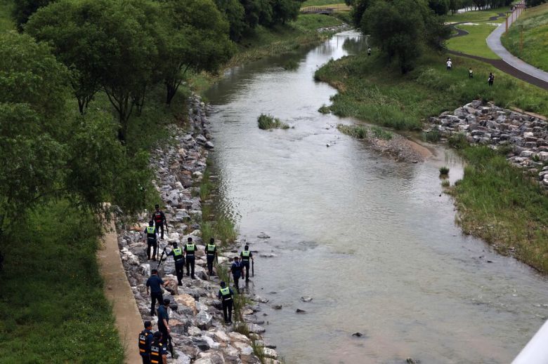 지난 18일 오후 세종시 나성동 제천변에서 경찰이 물에 휩쓸려 실종된 40대 남성을 수색하고 있다. 연합뉴스