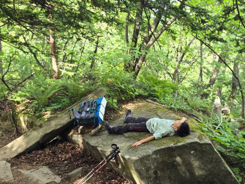 너른 바위에 몸을 맡긴 채 쉬고 있는 아이. 박준형 제공