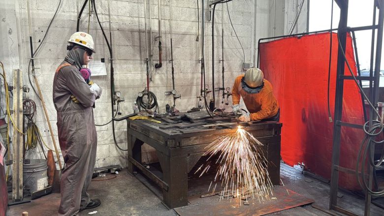 지난 16일(현지시각) 미국 펜실베이니아주 필라델피아 필리조선소 내 교육장에서 한 견습생이 용접 교육을 받고 있다. 필라델피아/김원철 특파원