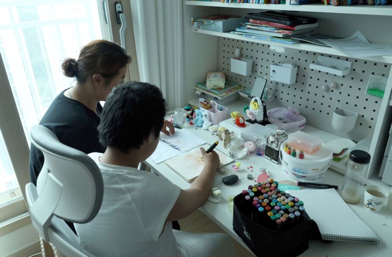 그림을 좋아하는 현아가 그림 그리는 모습을 엄마가 지켜보고 있다. 윤운식 선임기자 yws@hani.co.kr