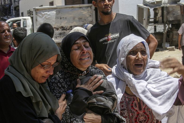 20일(현지시각) 식량을 받으려다 총에 맞아 아들이 숨진 한 어머니가 가자북부 가자시티 알시파 병원에서 울부짖고 있다. 가자시티/EPA 연합뉴스