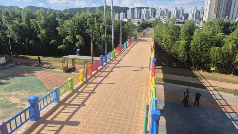 21일 울산 중구 다운동의 옛 삼호교 일부가 전날 저녁 무너져 내려 통제되고 있다. 주성미 기자