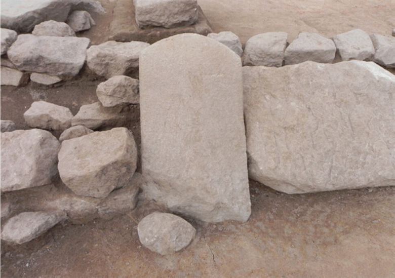 건물터 기단석에 비스듬히 놓인 비석의 발굴 당시 모습. 호남문화재연구원 제공