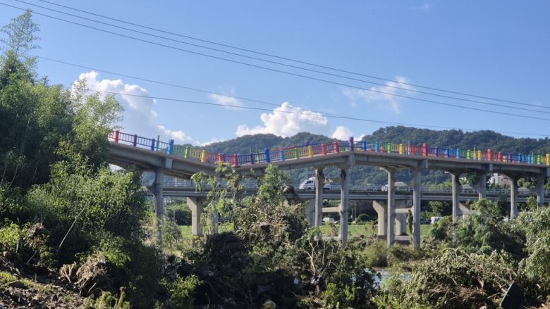 21일 울산 중구 다운동의 옛 삼호교 일부가 무너져 내린 모습. 이 다리는 폭우의 영향으로 전날 저녁 붕괴됐다. 주성미 기자