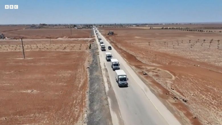 20일(현지시각) 구급물품을 실은 적신월사 차량 수십대가 수와이다시 외곽 검문소를 지나 시내로 향하는 모습. 비비시