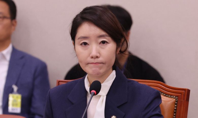 강선우 여성가족부 장관 후보자가 지난 14일 오전 서울 여의도 국회에서 열린 인사청문회에 참석해 의원 질의를 듣고 있다. 김영원 기자 forever@hani.co.kr