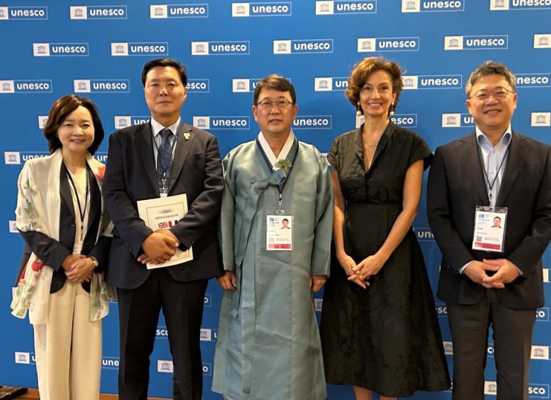 12일 오전(현지시각) 반구천 암각화의 세계유산 등재가 확정된 직후 오드레 아줄레 유네스코 사무총장이 이례적으로 한국 대표단을 찾아와 함께 기념사진을 찍었다. 왼쪽부터 박상미 주유네스코 한국대표부 대사, 조계원 더불어민주당 의원, 최응천 국가유산청장, 아줄레 총장, 박정하 국민의힘 의원. 국가유산청 제공