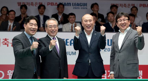 김영수 PBA 총재(왼쪽 둘째) 등 관계자들이 팀리그 개막 선언을 하고 있다. PBA 제공