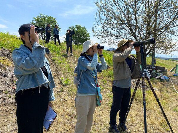 시민과학자들이 강원도 원주시 호저면 중방마을 주위에서 집단서식지를 형성하고 있는 백로류 조사 연구를 진행하고 있는 모습. 이승현 무위당학교 숲학교장 제공