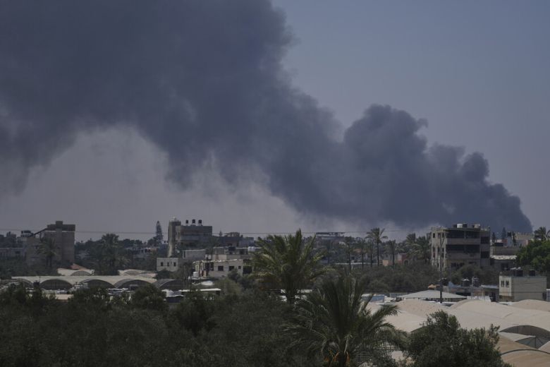 21일(현지시각) 가자지구 중부 다이르알발라흐에서 이스라엘군의 폭격으로 연기가 피어오르고 있다. 다이르발라흐/AP 연합뉴스