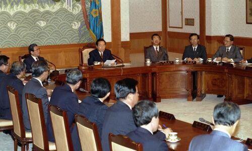 1993년 8월12일 청와대에서 열린 금융실명제 관련 긴급 임시 국무회의 장면. 문화체육관광부 e영상역사관 홈페이지