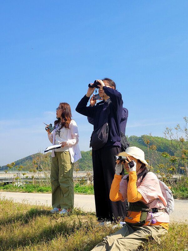 시민과학자들이 강원도 원주시 호저면 중방마을 주위에서 집단서식지를 형성하고 있는 백로류 조사 연구를 진행하고 있는 모습. 이승현 무위당학교 숲학교장 제공