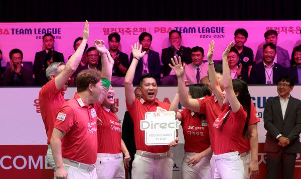 지난 시즌 챔피언 SK렌터카 선수들이 22일 팀리그 개막식 행사에서 결의를 다지고 있다. PBA 제공