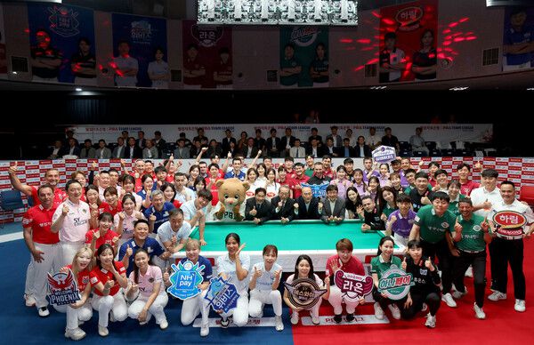 22일 경기도 고양 킨텍스 PBA 스타디움에서 열린 2025~2026 프로당구 팀리그 개막식에서 10개 구단 선수단을 비롯한 참가자들이 선전을 다짐하고 있다. PBA 제공
