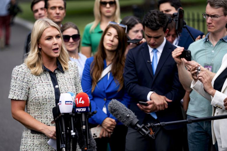 21일(현지시각) 캐롤라인 레빗 미국 백악관 대변인이 워싱턴 백악관 외부에서 기자회견을 하고 있다. 워싱턴/UPI 연합뉴스