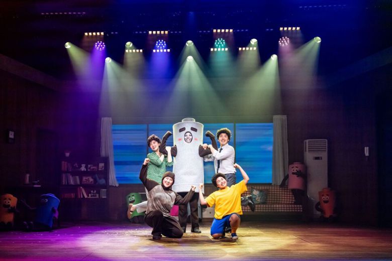 가족 뮤지컬 ‘건전지 아빠’ 공연 장면. 엔에이치엔(NHN)링크 제공