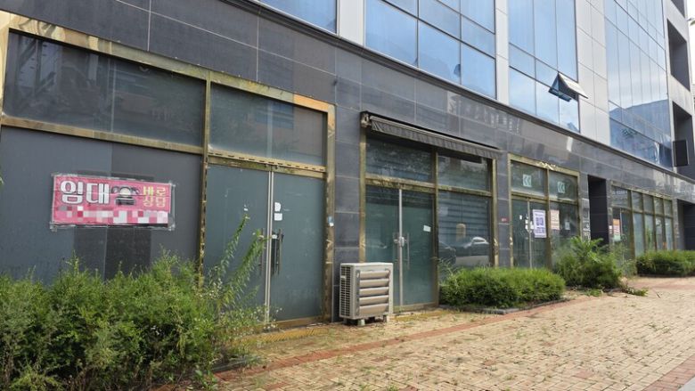 지난 21일 대구 동구 혁신도시 내 상가 건물 1층 전체가 비어있다. 김규현 기자