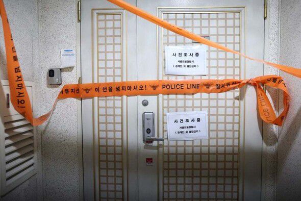 21일 인천에서 사제 총기를 발사해 가족을 숨지게 한 피의자의 주거지에 폴리스 라인이 설치돼 있다. 서울경찰청은 경찰특공대가 피의자의 서울 도봉구 쌍문동 주거지에서 시너와 타이머 등 사제 폭발물을 발견해 제거했다고 밝혔다. 연합뉴스