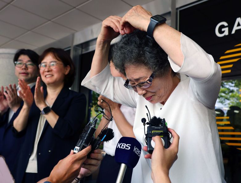 61년 전 자신을 성폭행하려던 남성의 혀를 깨물어 중상해 혐의 유죄 판결을 받았던 최말자(78)씨가 23일 부산지법에서 열린 재심 첫 공판을 마치고 법정을 나서며 \"이겼습니다\"를 외치고 있다. 연합뉴스