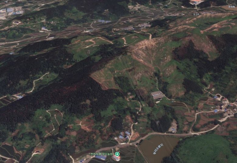 지난 19일 폭우로 인해 일어난 산사태로 인명피해가 발생한 경남 산청군 산청읍 부리마을의 2011년 모습. 2010년과 비교해볼 때 마을 뒷산이 벌목으로 휑해진 것을 확인할 수 있다. 구글 어스 갈무리