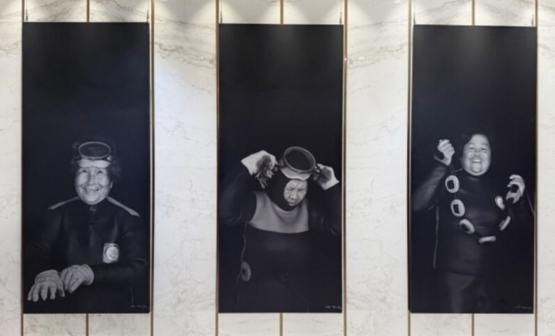 제주신화월드 로비에서 무료 전시되고 있는 양종훈 교수의 제주 해녀 시리즈. 박미향 기자