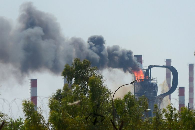 19일(현지시각) 이란 남서부 아바단 정유소에서 불길과 연기가 피어오르고 있다. 아바단/와나통신 연합뉴스