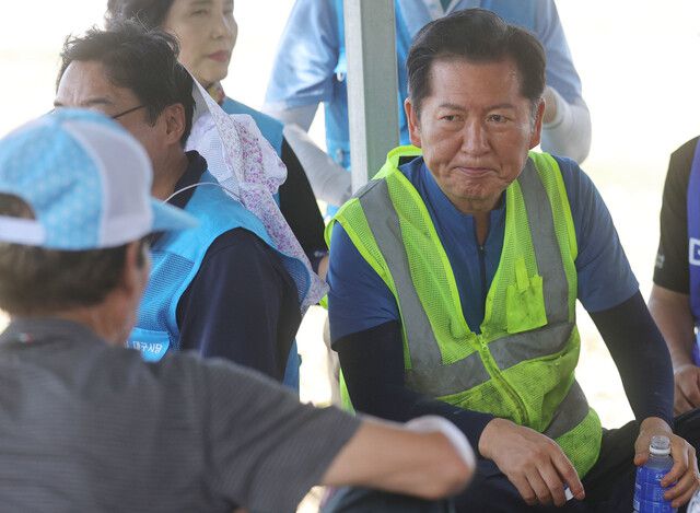 정청래 더불어민주당 대표 후보가 25일 오후 경남 산청군 수해 복구 현장을 찾아 주민의 말을 듣고 있다. 연합뉴스