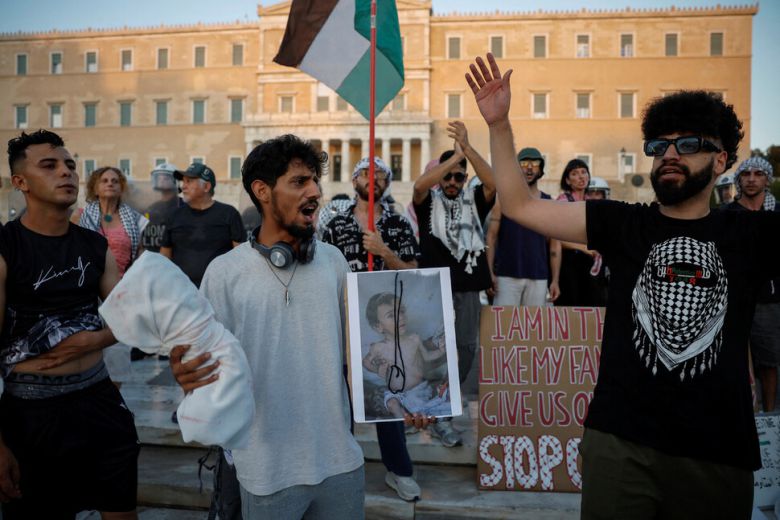 24일(현지시각) 그리스 아테네 의회 앞에서 열린 팔레스타인 지지 시위에서 시민들이 굶주린 가자 어린이들을 구조하라고 요구하고 있다. 아테네/로이터 연합뉴스